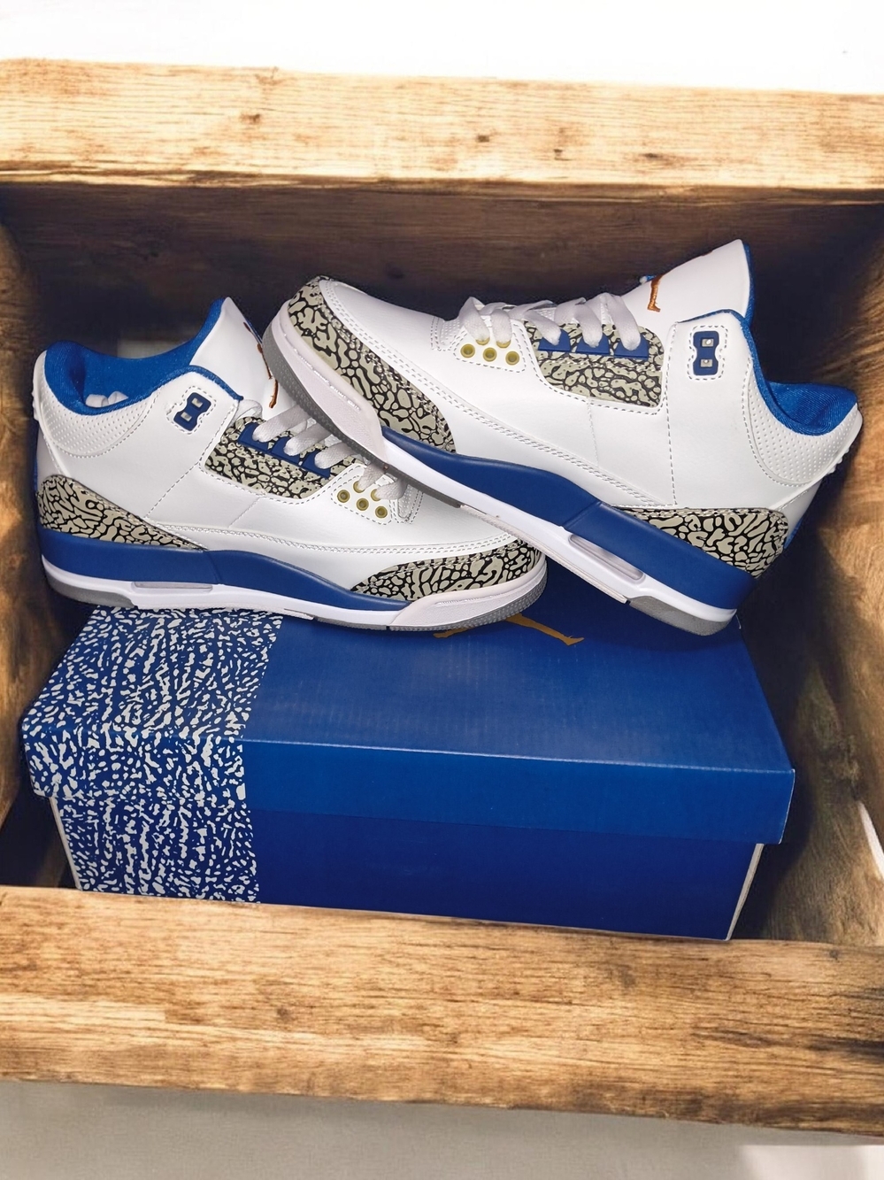 Jordan White Blue Elephant Print Low-Top Sneakers